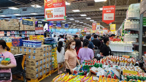 Người Sài Gòn đi sắm Tết tận khuya, siêu thị đông như trẩy hội - Ảnh 11. Người Sài Gòn đi sắm Tết tận khuya, siêu thị đông như trẩy hội - Ảnh 11.