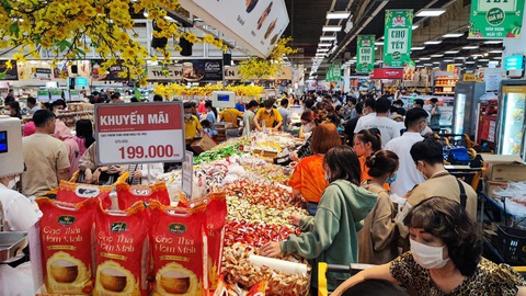 Người Sài Gòn đi sắm Tết tận khuya, siêu thị đông như trẩy hội - Ảnh 3. Người Sài Gòn đi sắm Tết tận khuya, siêu thị đông như trẩy hội - Ảnh 3.