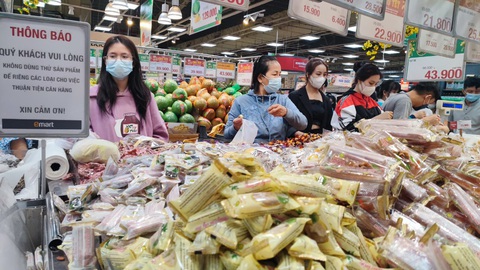 Người Sài Gòn đi sắm Tết tận khuya, siêu thị đông như trẩy hội - Ảnh 8. Người Sài Gòn đi sắm Tết tận khuya, siêu thị đông như trẩy hội - Ảnh 8.