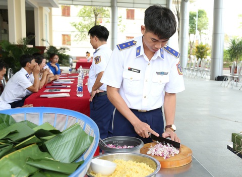 Cảnh sát biển thi tài gói bánh chưng - Ảnh 3. Cảnh sát biển thi tài gói bánh chưng - Ảnh 3.