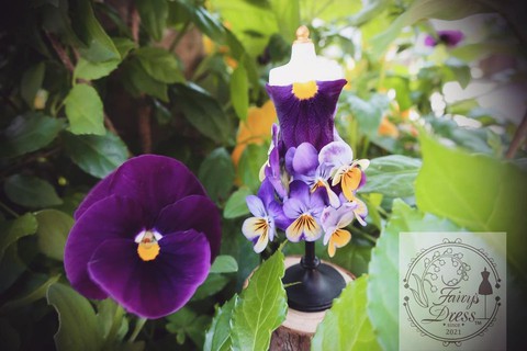 Ngỡ ngàng trước loạt váy áo cổ tích làm từ hoa lá trong vườn - Ảnh 2. Ngỡ ngàng trước loạt váy áo cổ tích làm từ hoa lá trong vườn - Ảnh 2.