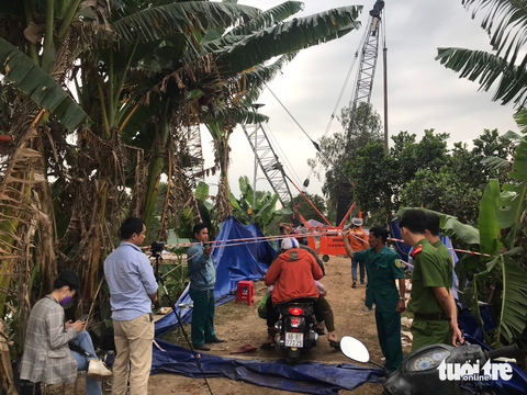 Giải cứu bé trai trong trụ bê tông sâu 35m: Đã khoan làm mềm đất đến độ sâu 30 mét - Ảnh 8. Giải cứu bé trai trong trụ bê tông sâu 35m: Đã khoan làm mềm đất đến độ sâu 30 mét - Ảnh 8.