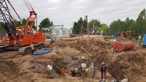 Chuyên gia hiến kế cách cứu bé trai rơi xuống trụ bê tông sâu 35m - Ảnh 1. Chuyên gia hiến kế cách cứu bé trai rơi xuống trụ bê tông sâu 35m - Ảnh 1.
