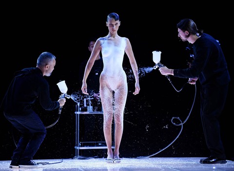 Váy phun sơn trực tiếp của Bella Hadid gây sửng sốt nhất 2022 - Ảnh 1. Váy phun sơn trực tiếp của Bella Hadid gây sửng sốt nhất 2022 - Ảnh 1.