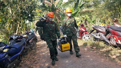 Giải cứu bé trai trong trụ bê tông sâu 35m: Đã khoan làm mềm đất đến độ sâu 30 mét - Ảnh 5. Giải cứu bé trai trong trụ bê tông sâu 35m: Đã khoan làm mềm đất đến độ sâu 30 mét - Ảnh 5.