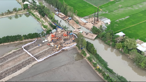 Vụ bé trai rơi vào trụ bê tông: Đã phá ma sát quanh cọc được 32/35m chiều dài - Ảnh 1. Vụ bé trai rơi vào trụ bê tông: Đã phá ma sát quanh cọc được 32/35m chiều dài - Ảnh 1.