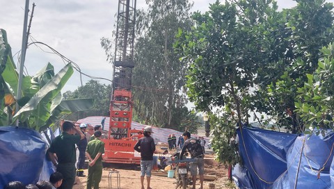 Giải cứu bé trai trong trụ bê tông sâu 35m: Đã khoan làm mềm đất đến độ sâu 30 mét - Ảnh 7. Giải cứu bé trai trong trụ bê tông sâu 35m: Đã khoan làm mềm đất đến độ sâu 30 mét - Ảnh 7.