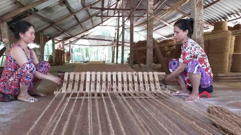 Độc đáo chợ dừa nổi Bến Tre - Kỳ cuối: Thành tỉ phú từ vỏ dừa vất bỏ - Ảnh 1. Độc đáo chợ dừa nổi Bến Tre - Kỳ cuối: Thành tỉ phú từ vỏ dừa vất bỏ - Ảnh 1.