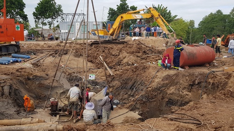 Giải cứu bé trai trong trụ bê tông sâu 35m: Đã khoan làm mềm đất đến độ sâu 30 mét - Ảnh 3. Giải cứu bé trai trong trụ bê tông sâu 35m: Đã khoan làm mềm đất đến độ sâu 30 mét - Ảnh 3.