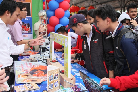 Báo Tuổi Trẻ bắt đầu chuỗi tư vấn tuyển sinh - hướng nghiệp 2023 tại Đồng Nai, Bình Thuận - Ảnh 2. Báo Tuổi Trẻ bắt đầu chuỗi tư vấn tuyển sinh - hướng nghiệp 2023 tại Đồng Nai, Bình Thuận - Ảnh 2.