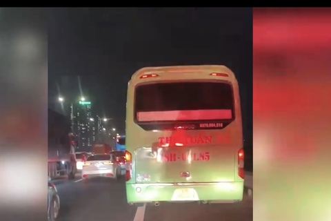 Xe cứu thương liên tục hú còi, hàng dài ô tô vẫn chen vào làn khẩn cấp cao tốc Pháp Vân - Ảnh 1. Xe cứu thương liên tục hú còi, hàng dài ô tô vẫn chen vào làn khẩn cấp cao tốc Pháp Vân - Ảnh 1.