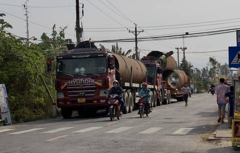 Nhìn từ trên cao nơi cứu bé trai 10 tuổi bị rơi vào trụ bê tông sâu 35m - Ảnh 4. Nhìn từ trên cao nơi cứu bé trai 10 tuổi bị rơi vào trụ bê tông sâu 35m - Ảnh 4.
