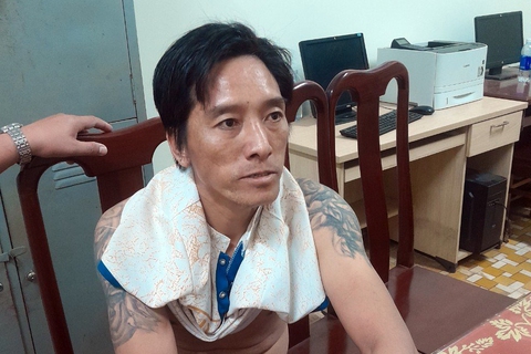 Bắt nóng nghi phạm cầm dao xông vào tiệm tạp hóa đâm chết người - Ảnh 2. Bắt nóng nghi phạm cầm dao xông vào tiệm tạp hóa đâm chết người - Ảnh 2.