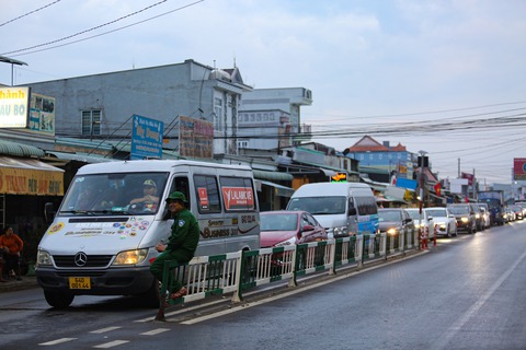 Chiều tối 2-1, hàng ngàn xe hơi đứng bánh hơn 3 tiếng đường vô phà Cát Lái - Ảnh 4. Chiều tối 2-1, hàng ngàn xe hơi đứng bánh hơn 3 tiếng đường vô phà Cát Lái - Ảnh 4.
