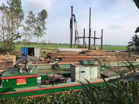 Giải cứu bé trai trong trụ bê tông sâu 35m: Đã khoan làm mềm đất đến độ sâu 30 mét - Ảnh 2. Giải cứu bé trai trong trụ bê tông sâu 35m: Đã khoan làm mềm đất đến độ sâu 30 mét - Ảnh 2.