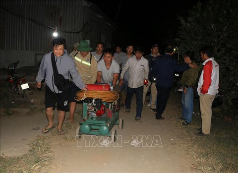 Giải cứu bé trai trong trụ bê tông sâu 35m: Đã khoan làm mềm đất đến độ sâu 30 mét - Ảnh 11. Giải cứu bé trai trong trụ bê tông sâu 35m: Đã khoan làm mềm đất đến độ sâu 30 mét - Ảnh 11.