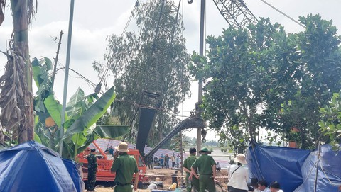 Giải cứu bé trai trong trụ bê tông sâu 35m: Đã khoan làm mềm đất đến độ sâu 30 mét - Ảnh 6. Giải cứu bé trai trong trụ bê tông sâu 35m: Đã khoan làm mềm đất đến độ sâu 30 mét - Ảnh 6.