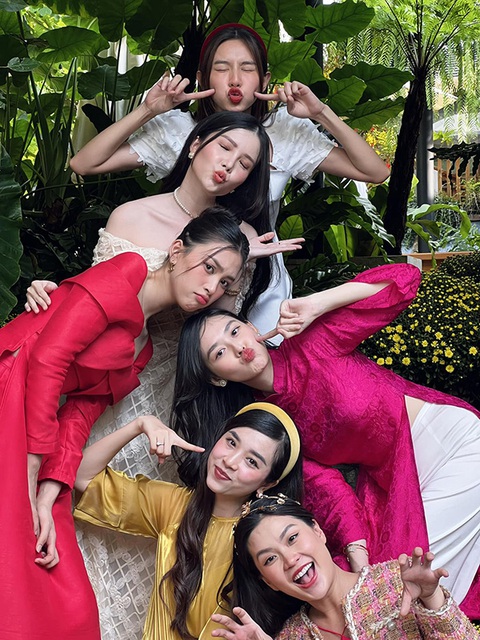 Màn đọ sắc mười phân vẹn mười của hội bạn thân trong showbiz Việt - Ảnh 5. Màn đọ sắc mười phân vẹn mười của hội bạn thân trong showbiz Việt - Ảnh 5.