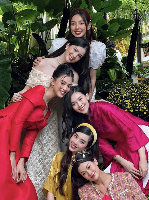 Màn đọ sắc mười phân vẹn mười của hội bạn thân trong showbiz Việt - Ảnh 3. Màn đọ sắc mười phân vẹn mười của hội bạn thân trong showbiz Việt - Ảnh 3.