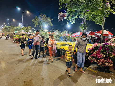 Em chỉ mong đến 30 Tết bán hết hoa để được về quê - Ảnh 3. Em chỉ mong đến 30 Tết bán hết hoa để được về quê - Ảnh 3.