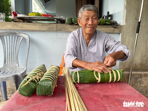 Cụ ông 91 tuổi Tết nào cũng gói bánh tét, đầy ắp kỷ niệm ấu thơ - Ảnh 1. Cụ ông 91 tuổi Tết nào cũng gói bánh tét, đầy ắp kỷ niệm ấu thơ - Ảnh 1.