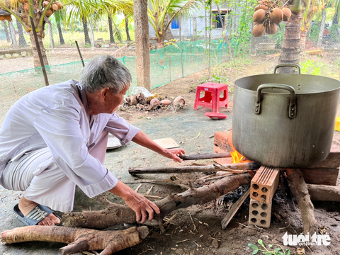 Cụ ông 91 tuổi Tết nào cũng gói bánh tét, đầy ắp kỷ niệm ấu thơ - Ảnh 6. Cụ ông 91 tuổi Tết nào cũng gói bánh tét, đầy ắp kỷ niệm ấu thơ - Ảnh 6.