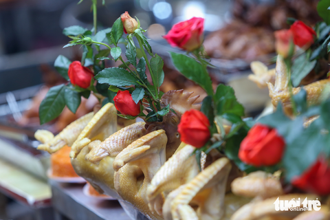 Chợ nhà giàu Hà Nội tấp nập, khách không ngại rút tiền triệu mua hàng - Ảnh 4. Chợ nhà giàu Hà Nội tấp nập, khách không ngại rút tiền triệu mua hàng - Ảnh 4.