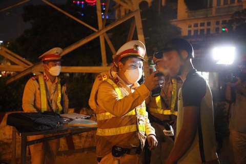 Ngày đầu nghỉ Tết, CSGT xử phạt 1.400 ‘ma men’, tăng 362% so với năm ngoái - Ảnh 1. Ngày đầu nghỉ Tết, CSGT xử phạt 1.400 ‘ma men’, tăng 362% so với năm ngoái - Ảnh 1.