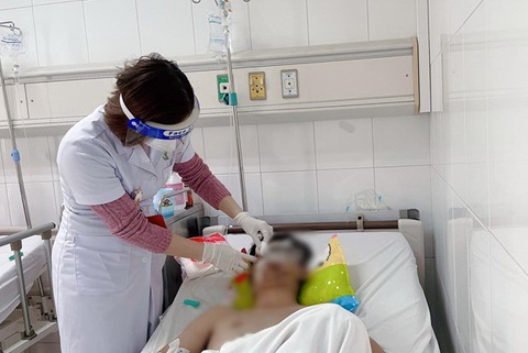 Chơi pháo tự chế, thanh niên bị đứt lìa bàn tay - Ảnh 1. Chơi pháo tự chế, thanh niên bị đứt lìa bàn tay - Ảnh 1.
