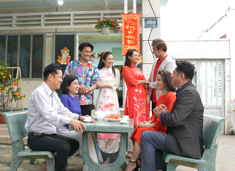 NSND Thanh Nam, Thanh Thủy tiết lộ lý do nên chuyện cũ bỏ qua đón Tết này có má có ba - Ảnh 1. NSND Thanh Nam, Thanh Thủy tiết lộ lý do nên chuyện cũ bỏ qua đón Tết này có má có ba - Ảnh 1.