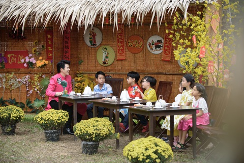 HHen Niê, MC Vũ Mạnh Cường từng nhận lì xì một cách kỳ lạ ngày Tết - Ảnh 4. HHen Niê, MC Vũ Mạnh Cường từng nhận lì xì một cách kỳ lạ ngày Tết - Ảnh 4.