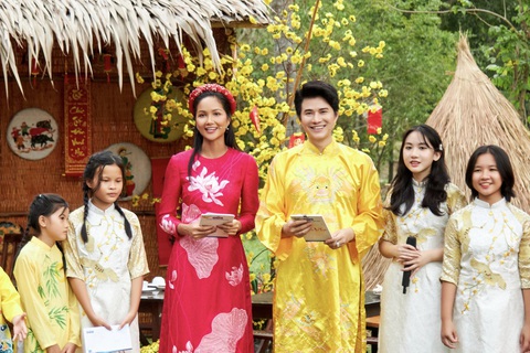 HHen Niê, MC Vũ Mạnh Cường từng nhận lì xì một cách kỳ lạ ngày Tết - Ảnh 3. HHen Niê, MC Vũ Mạnh Cường từng nhận lì xì một cách kỳ lạ ngày Tết - Ảnh 3.