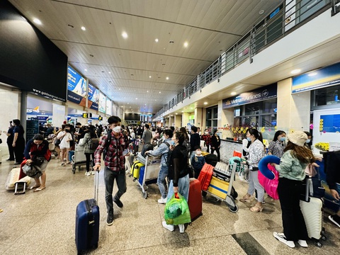 Mua vé máy bay sát Tết: ít chuyến, giá không đột biến - Ảnh 2. Mua vé máy bay sát Tết: ít chuyến, giá không đột biến - Ảnh 2.