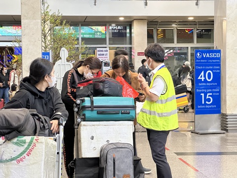 Mua vé máy bay sát Tết: ít chuyến, giá không đột biến - Ảnh 3. Mua vé máy bay sát Tết: ít chuyến, giá không đột biến - Ảnh 3.