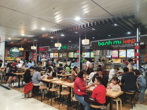 Bán hàng trong sân bay hốt bạc ngày Tết - Ảnh 2. Bán hàng trong sân bay hốt bạc ngày Tết - Ảnh 2.