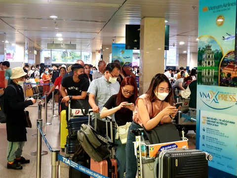 Mua vé máy bay sát Tết: ít chuyến, giá không đột biến - Ảnh 4. Mua vé máy bay sát Tết: ít chuyến, giá không đột biến - Ảnh 4.