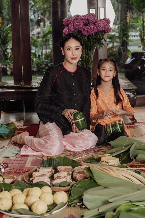 Con gái Hà Kiều Anh thích thú khi được mẹ dạy gói bánh chưng - Ảnh 1. Con gái Hà Kiều Anh thích thú khi được mẹ dạy gói bánh chưng - Ảnh 1.