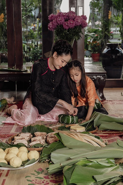 Con gái Hà Kiều Anh thích thú khi được mẹ dạy gói bánh chưng - Ảnh 2. Con gái Hà Kiều Anh thích thú khi được mẹ dạy gói bánh chưng - Ảnh 2.