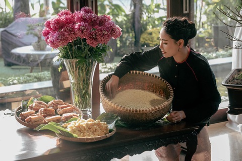 Con gái Hà Kiều Anh thích thú khi được mẹ dạy gói bánh chưng - Ảnh 3. Con gái Hà Kiều Anh thích thú khi được mẹ dạy gói bánh chưng - Ảnh 3.