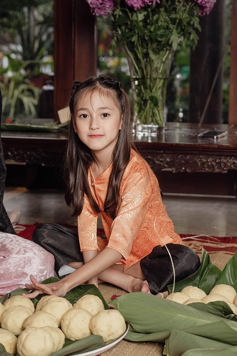Con gái Hà Kiều Anh thích thú khi được mẹ dạy gói bánh chưng - Ảnh 4. Con gái Hà Kiều Anh thích thú khi được mẹ dạy gói bánh chưng - Ảnh 4.