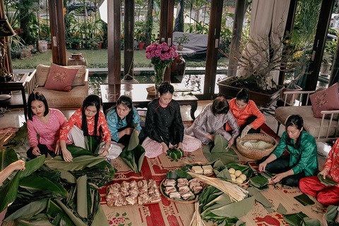 Con gái Hà Kiều Anh thích thú khi được mẹ dạy gói bánh chưng - Ảnh 6. Con gái Hà Kiều Anh thích thú khi được mẹ dạy gói bánh chưng - Ảnh 6.
