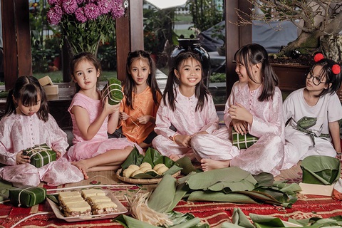 Con gái Hà Kiều Anh thích thú khi được mẹ dạy gói bánh chưng - Ảnh 8. Con gái Hà Kiều Anh thích thú khi được mẹ dạy gói bánh chưng - Ảnh 8.