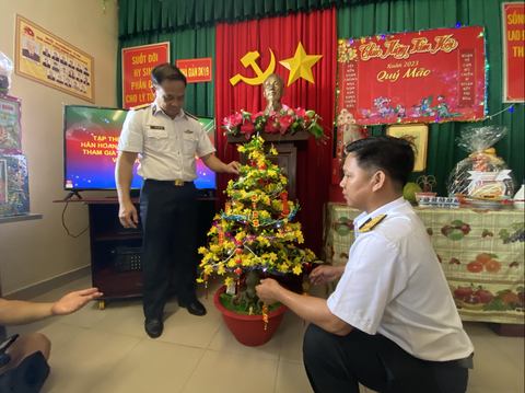 Tết trên những pháo đài thép giữa trùng khơi - Ảnh 3. Tết trên những pháo đài thép giữa trùng khơi - Ảnh 3.