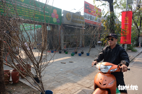 Xả hàng hoa 30 Tết: Không mặc cả, mệt lắm rồi - Ảnh 3. Xả hàng hoa 30 Tết: Không mặc cả, mệt lắm rồi - Ảnh 3.