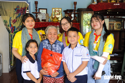 Xuân tình nguyện - trao nồng ấm nghĩa tình - Ảnh 1. Xuân tình nguyện - trao nồng ấm nghĩa tình - Ảnh 1.