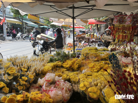 Chợ hoa Tết đóng cửa, người bán ráng vớt vát cú chót - Ảnh 7. Chợ hoa Tết đóng cửa, người bán ráng vớt vát cú chót - Ảnh 7.