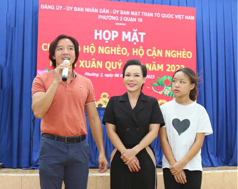 Nhà Việt Hương lần đầu ăn Tết Việt trọn vẹn; Hứa Minh Đạt, Lâm Vỹ Dạ bớt show - Ảnh 5. Nhà Việt Hương lần đầu ăn Tết Việt trọn vẹn; Hứa Minh Đạt, Lâm Vỹ Dạ bớt show - Ảnh 5.