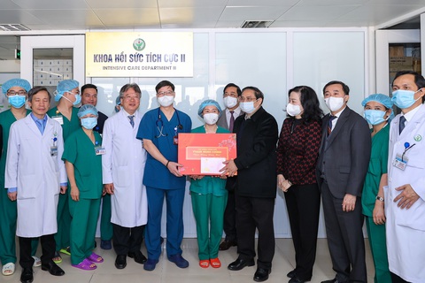 Thăm bệnh viện 30 Tết, Thủ tướng mong bác sĩ chăm bệnh nhân tận tình - Ảnh 1. Thăm bệnh viện 30 Tết, Thủ tướng mong bác sĩ chăm bệnh nhân tận tình - Ảnh 1.