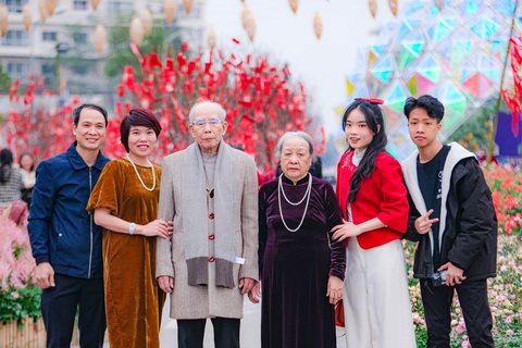 Người dân Hà Nội du xuân tại đường hoa Home Hanoi Xuan 2023 - Ảnh 9. Người dân Hà Nội du xuân tại đường hoa Home Hanoi Xuan 2023 - Ảnh 9.