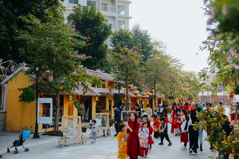 Người dân Hà Nội du xuân tại đường hoa Home Hanoi Xuan 2023 - Ảnh 13. Người dân Hà Nội du xuân tại đường hoa Home Hanoi Xuan 2023 - Ảnh 13.